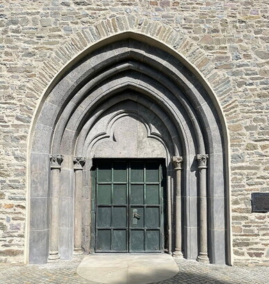 Hauptportal erstrahlt in neuem Glanz