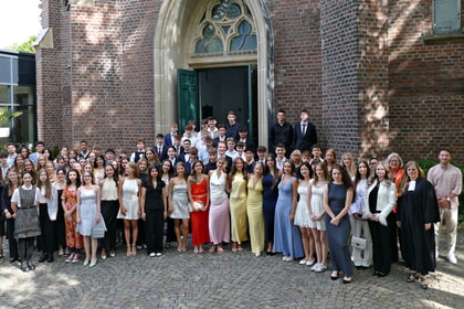 80 Schülerinnen und Schüler des Evau freuen sich über ihr Abitur 