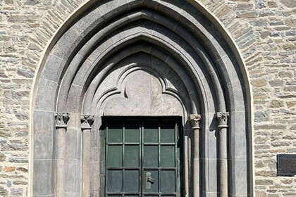 Hauptportal erstrahlt in neuem Glanz