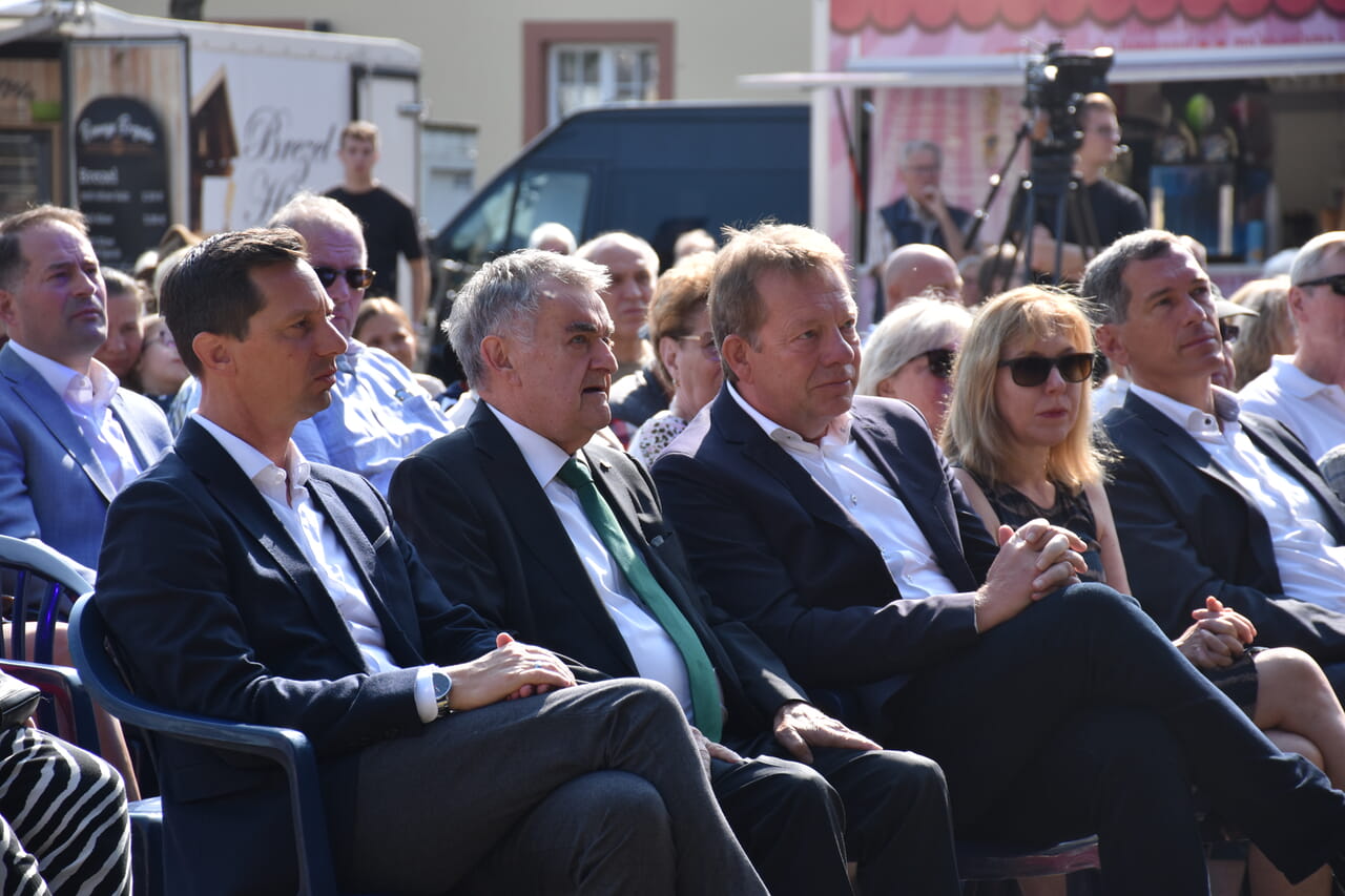 Unter den Gäasten waren auch NRW-Innenminister Herbert Reul (2.v.l.), der Siegen-Wittgenstein Landrat Andreas Müller (l.) und Siegens Bürgermeister Steffen Mues (3.v.l.)