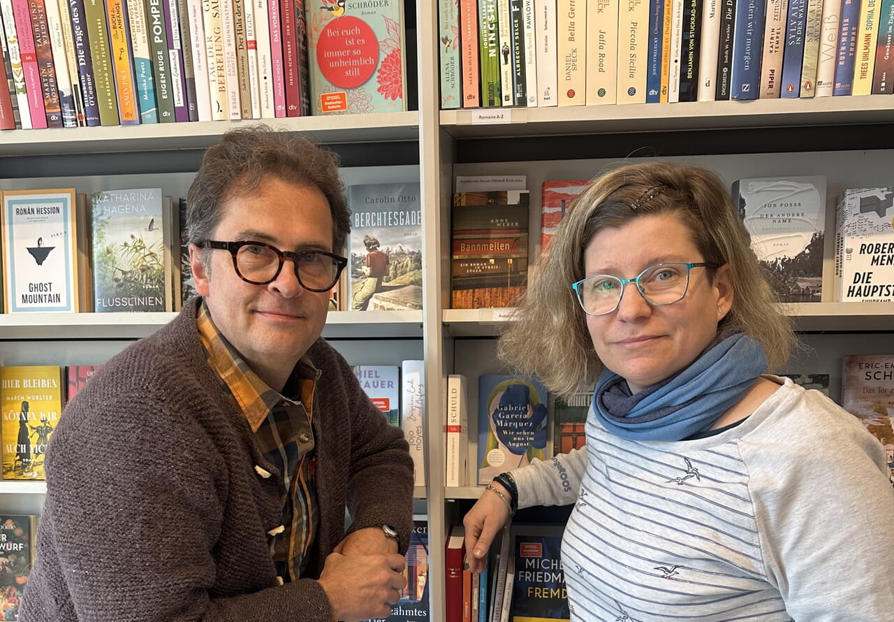 Fililalleiter Jörn Heller und Buchhändlerin Christina Groos hoffen, dass die Alpha-Buchhandlung Siegen erhalten bleibt.