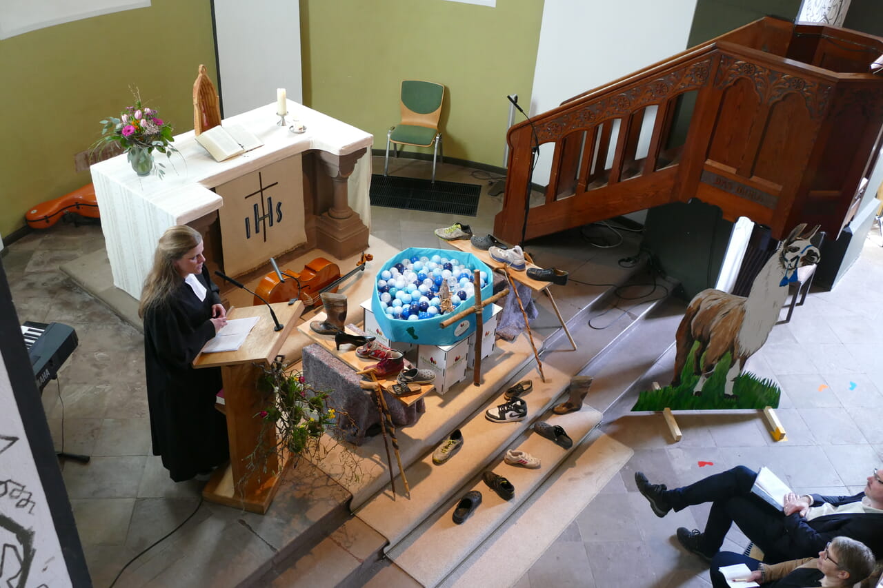 Kerstin Grünert, Superintendentin des Evangelischen Kirchenkreises Siegen-Wittgenstein, führt durch den Gottesdienst, der anlässlich des Jubiläums in der Evangelischen Odebornskirche stattfindet.