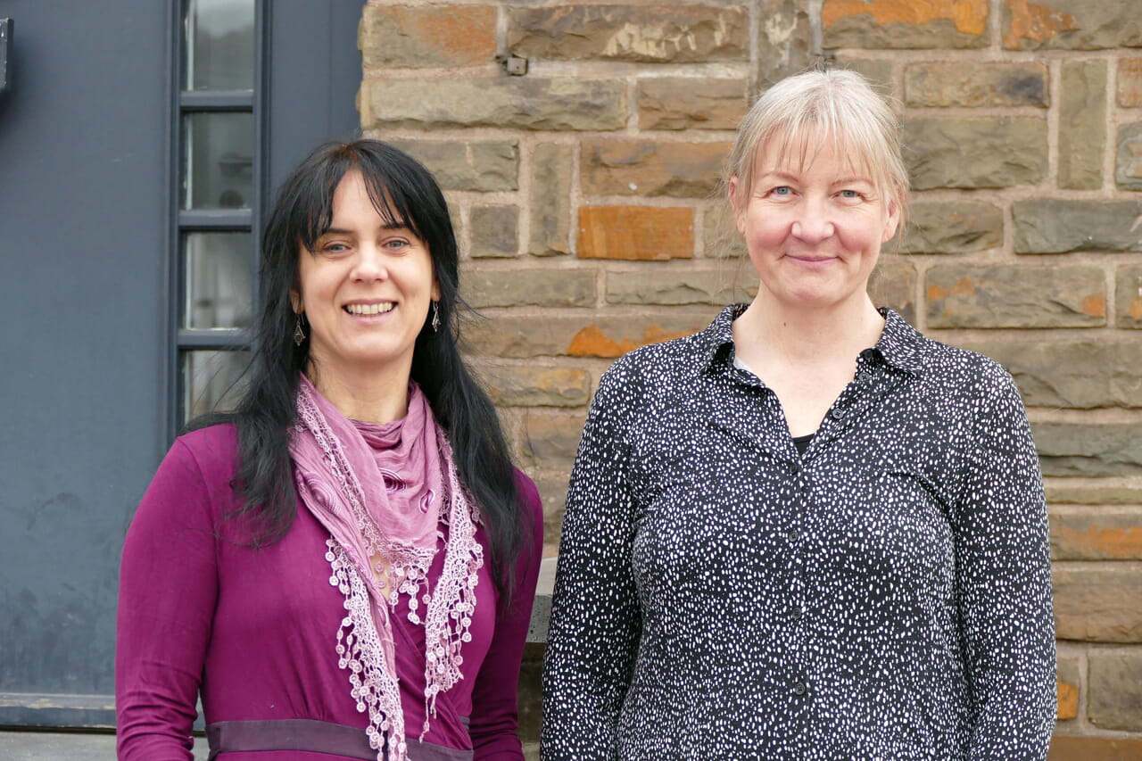 Inge Breichler (l.) und Manuela Kazalla (r.) sind die beiden Präventionsfachkräfte im Evangelischen Kirchenkreis Siegen-Wittgenstein. Ihr Büro befindet sich seit Anfang April am Stockweg 2 in Siegen-Weidenau.