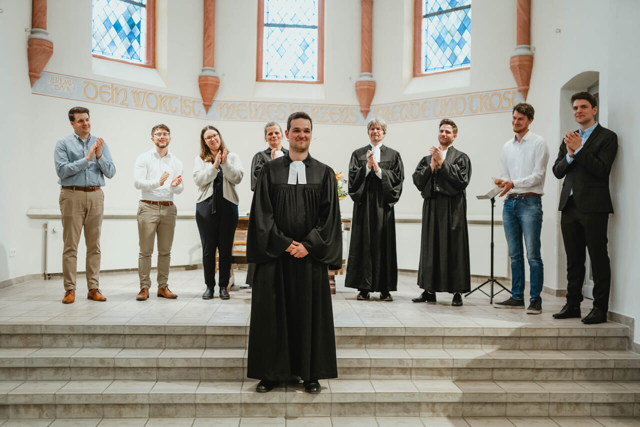 Ein Grund zur Freude: die Ordination von Pfarrer Jonas Grabbet.
