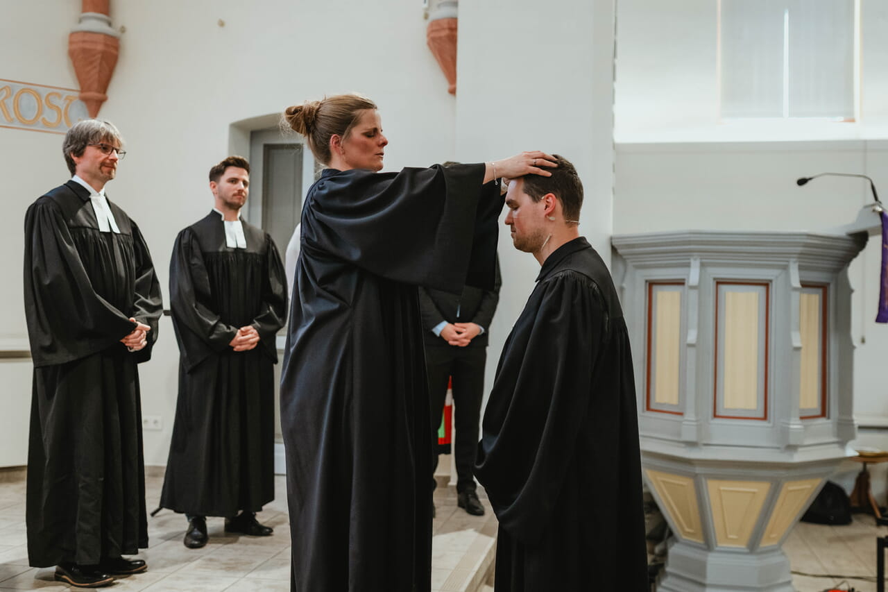 Superintendentin Kerstin Grünert ordinierte Jonas Grabbet.