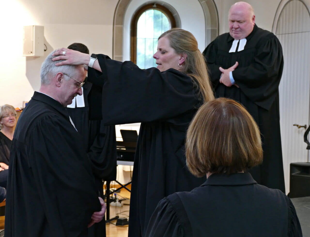 Superintendentin Kerstin Grünert entpflichtete Pfarrer Günther Albrecht von seinem Dienst.
